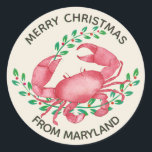 Merriest Christmas van Maryland Crab Ronde Sticker<br><div class="desc">Hier is een leuk ontwerp met een krab uit Maryland,  helemaal gekleed voor de feestdagen,  met kleine krabbetjes op de achtergrond,  en aanpasbaar sentiment 'Vrolijk kerstfeest uit Maryland'.</div>