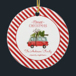 Merriest Christmas waterverf auto foto Keramisch Ornament<br><div class="desc">In de feeststemming met deze leuke waterverf auto en kerstboomontwerp. Een prachtige hand geschilderde rode auto en groene boom, geeft een traditioneel rustig gevoel, dat wordt gecomplimenteerd door een modern, trendy, gewaagd script font. De tekst kan met uw familienaam en bericht worden gepersonaliseerd om het extra speciaal te maken. deel...</div>