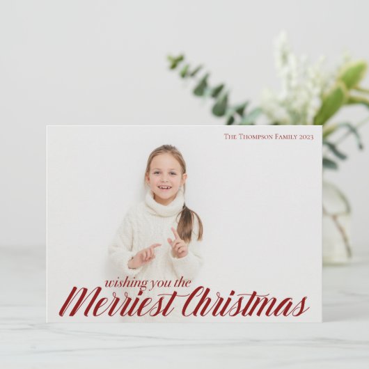 Merriest Kerstchic Red Script Overlay Foto Feestdagenkaart (Staand voorkant)