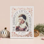 Merriest Little KerstArch-foto Folie Feestdagenkaart<br><div class="desc">Een unieke en moderne vakantiekaart met een boogfotovorm met een moderne gestileerde typografie die elegant rond uw foto kromt, en een originele, met de hand getekende winterbladerkunst. Pas de voor- en achterzijde eenvoudig aan met uw eigen tekst en foto's met behulp van de sjabloon die u hebt gekregen. Om nog...</div>