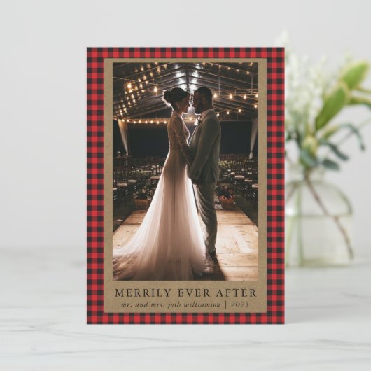 Merrily Ever After Rustic Red  Buffalo Geruit Foto Feestdagenkaart (Staand voorkant)