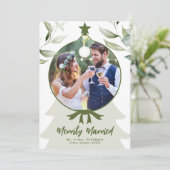 Merrily getrouwd pasgetrouwd foto groen Kerstmis Feestdagenkaart (Staand voorkant)