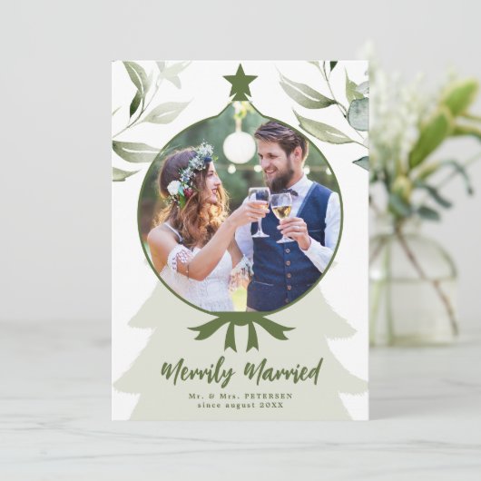 Merrily getrouwd pasgetrouwd foto groen Kerstmis Feestdagenkaart (Staand voorkant)