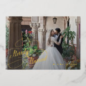 Merrily Getrouwd pasgetrouwden foto Kerstmis Folie Feestdagenkaart (Voorkant)