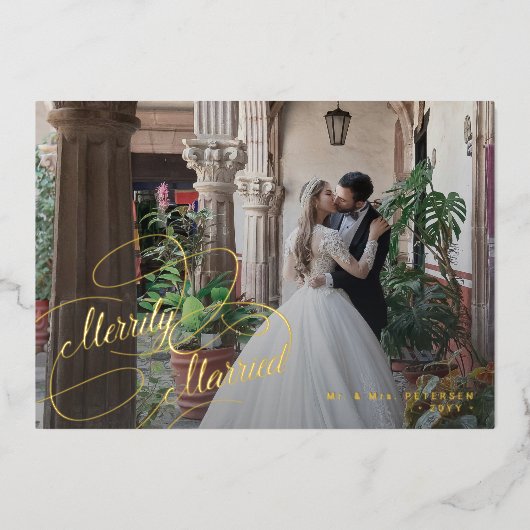 Merrily Getrouwd pasgetrouwden foto Kerstmis Folie Feestdagenkaart (Voorkant)