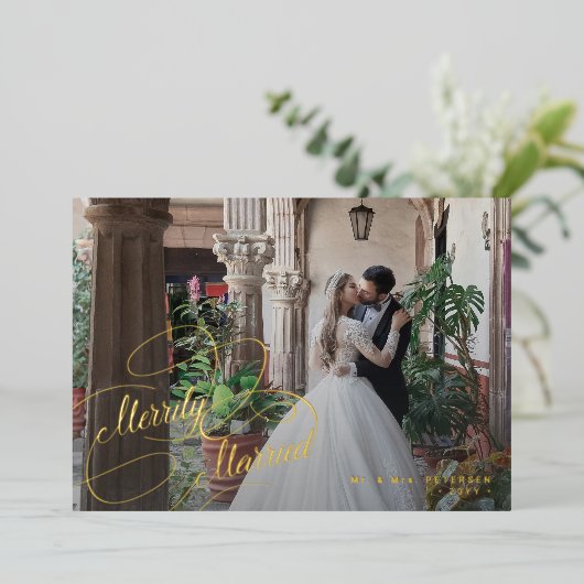 Merrily Getrouwd pasgetrouwden foto Kerstmis Folie Feestdagenkaart (Staand Voorkant)