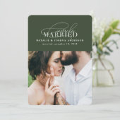 Merrily getrouwde huwelijksaankondiging feestdagenkaart (Staand voorkant)