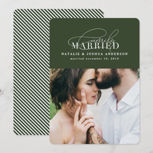 Merrily getrouwde huwelijksaankondiging feestdagenkaart (Voorkant / Achterkant)