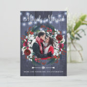 Merrily Married Christmas Paar Bloemenfoto Feestdagenkaart (Staand voorkant)