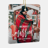 Merrily Married | Kerstfoto witte Passen getrouwd Keramisch Ornament (Rechts)