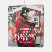 Merrily Married | Kerstfoto witte Passen getrouwd Keramisch Ornament (Links)