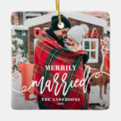 Merrily Married | Kerstfoto witte Passen getrouwd Keramisch Ornament (Voorkant)