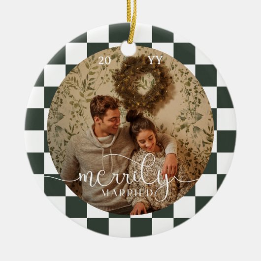 Merrily Married Retro Checkerboard Pas getrouwd Fo Keramisch Ornament (Voorkant)