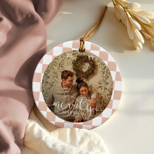 Merrily Married Retro Checkerboard Pas getrouwd Fo Keramisch Ornament