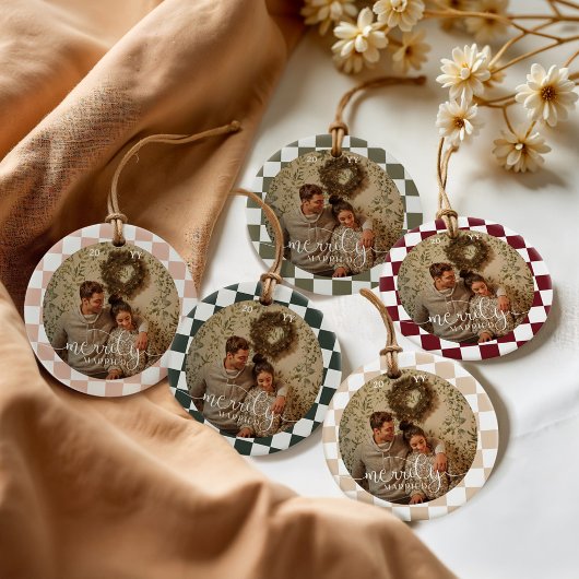 Merrily Married Retro Checkerboard Pas getrouwd Fo Keramisch Ornament