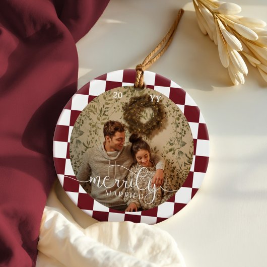 Merrily Married Retro Checkerboard Pas getrouwd Fo Keramisch Ornament