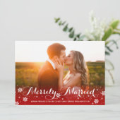 Merrily Married Snowflake Red Holiday Foto Feestdagenkaart (Staand voorkant)