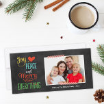 Merry Alles Colorful Black Chalkboard Photo Feestdagenkaart<br><div class="desc">De eenvoudige en stijlvolle kerstfotokaartgroet is voorzien van de zinsnede "Joy, Love, Peace and Merry Alles" in gedurfde kleuren en moderne handgeschreven tekst op een zwarte achtergrond van de tekenstijl. Rood en wit gestript washi-tapaccenten. Personaliseer met uw foto (landschapsformaat) en douanetekst. Koolsteengrijs / zachte zwarte achtergrond met vettige gouden gele,...</div>