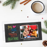 Merry Alles Colorful Black Chalkboard Photo Feestdagenkaart<br><div class="desc">De eenvoudige en stijlvolle kerstfotokaartgroet is voorzien van de zinsnede "Joy, Love, Peace and Merry Alles" in gedurfde kleuren en moderne handgeschreven tekst op een zwarte achtergrond van de tekenstijl. Roze en witte gestripte washi-tapaccenten. Personaliseer met uw foto (landschapsformaat) en douanetekst. Koolsteengrijs / zachte zwarte achtergrond met vettige gouden gele,...</div>