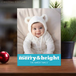 Merry and Bright Bold Modern Photo - Blue White Feestdagenkaart<br><div class="desc">Moge je dagen vrolijk en helder zijn. Aan de voorzijde is één verticaal volledig afbeelding inbegrepen. Een eenvoudig en stijlvol vakantieontwerp dat uw foto's benadrukt. Als u om het even welke problemen met uw afbeeldingen of tekst hebt, klik op de aanpassingsknoop en u zult dingen rond kunnen bewegen en veranderingen...</div>