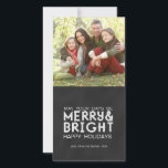MERRY AND BRIGHT, CHALKBOARD HOLIDAY FOTO CARD FEESTDAGENKAART<br><div class="desc">TYPOGRAFIE, CHALKBOARD MERRY EN KORTE HOLIDAY GREETING FOTO KAART. Stuur uw kerstcadeautjes naar familie en vrienden met deze trendy kerstkaartje met een foto en een linttekst. Moge je dagen vrolijk en helder zijn. Een eenvoudig, maar stijlvol veelzijdig ontwerp door Elke Clarke© voor Monogram Gallery. Voor andere kleuren kunt u contact...</div>
