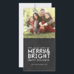 MERRY AND BRIGHT, CHALKBOARD HOLIDAY FOTO CARD FEESTDAGENKAART<br><div class="desc">TYPOGRAFIE, CHALKBOARD MERRY EN KORTE HOLIDAY GREETING FOTO KAART. Stuur uw kerstcadeautjes naar familie en vrienden met deze trendy kerstkaartje met een foto en een linttekst. Moge je dagen vrolijk en helder zijn. Een eenvoudig, maar stijlvol veelzijdig ontwerp door Elke Clarke© voor Monogram Gallery. Voor andere kleuren kunt u contact...</div>