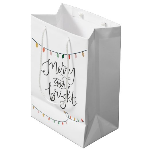 Merry and Bright Colorful String of Lights Medium Cadeauzakje (Voorkant Gekanteld)