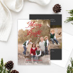 Merry and Bright Elegant Red Script Photo Collage Feestdagenkaart<br><div class="desc">"Merry and Bright" vakantiefotokaarten zijn voorzien van kardinaal rood script overlay design en tweezijdig design met meerdere foto's. Personaliseer de kardinaal rode, witte en houtskool zwarte tekst met een aangepast bericht en selecteer twee van uw favoriete familiefoto's voor de voor- en achterkant van de kaart. Fotografie © Storytree Studios, Stanford,...</div>