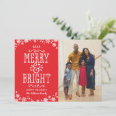 Merry and Bright Modern Red Photo Feestdagenkaart (Staand voorkant)