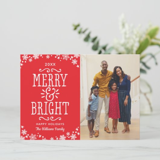 Merry and Bright Modern Red Photo Feestdagenkaart (Staand voorkant)
