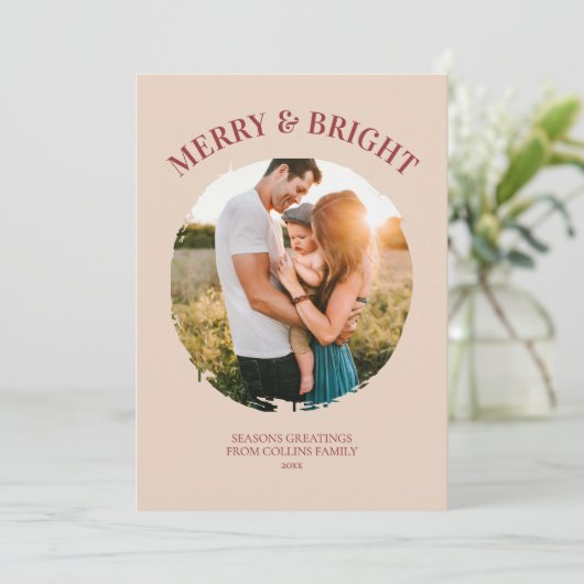 Merry and Bright Modern Red Typography Cute Photo Feestdagenkaart (Staand voorkant)