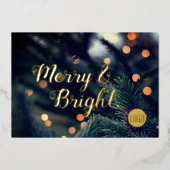 Merry and bright script Pine Holiday lampen Folie Feestdagenkaart (Voorkant)