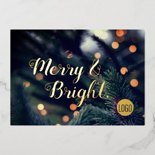 Merry and bright script Pine Holiday lampen Folie Feestdagenkaart (Voorkant)