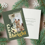 Merry and Bright Simple Photo Sage Green Folie Feestdagenkaart<br><div class="desc">Ik wens uw familie en vrienden een vrolijke en heldere kerstfeestdag met dit eenvoudige en elegante wenskaart met de kerstbladfoto's in grijze kleur.</div>