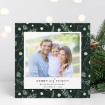 Merry and Bright Winter Greenery Photo Square Feestdagenkaart<br><div class="desc">Moderne en eenvoudige Kerstmis | Vakantiefootkaart op een groene en witte wintergroene achtergrond. Voor meer geavanceerde aanpassing van dit ontwerp,  te klikken gelieve de BUTTON van het TOOL VAN HET ONTWERP BLAUW om doopvont,  grootte,  en kleur te veranderen.</div>