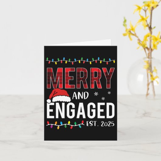 Merry and Engaged 2025 Red Plaid Matching Christma Kaart (Gele Bloem)