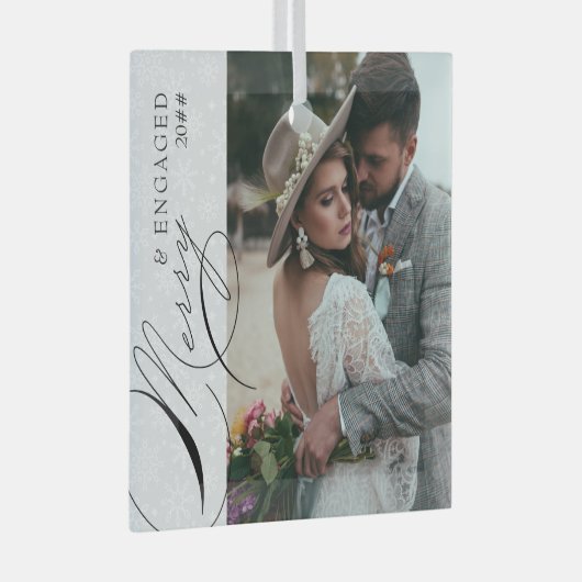 Merry and Engaged Script Vertical Photo Snowflake Glas Ornament (Voorkant Rechts)