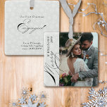 Merry and Engaged Script Vertical Photo Snowflake Keramisch Ornament<br><div class="desc">Merry & Engaged fotoversiering met verticale foto, elegante kalligrafie en delicate witte sneeuwvlokken op een zilvergrijze grens. Het fotomalplaatje is klaar voor u om uw foto, het jaar en uw douanetekst op de rug toe te voegen. Met uitzondering van de handgeschreven tekst die voor Merry en Engaged wordt gebruikt, is...</div>