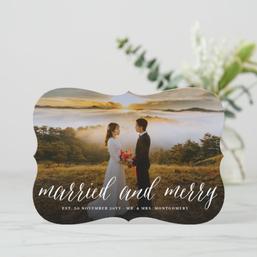 Merry and getrouwde Simple Script Photo Wedding Feestdagenkaart (Staand voorkant)