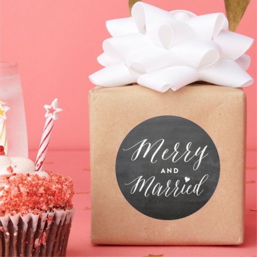 Merry and Married Black Chalkboard Holiday Weddens Ronde Sticker (Feest)