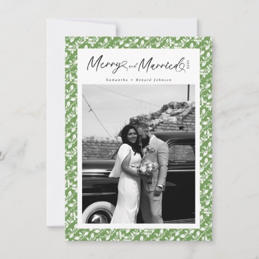 Merry and Married Newlywed Script Christmas Feestdagenkaart (Voorkant)