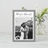 Merry and Married Newlywed Script Christmas Plaid Feestdagenkaart (Staand voorkant)