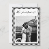 Merry and Married Newlywed Script Christmas Plaid Feestdagenkaart (Voorkant)