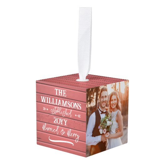 Merry and Married Red Barn Eerste Kerstfoto Decoratie (Voorkant hoekig)