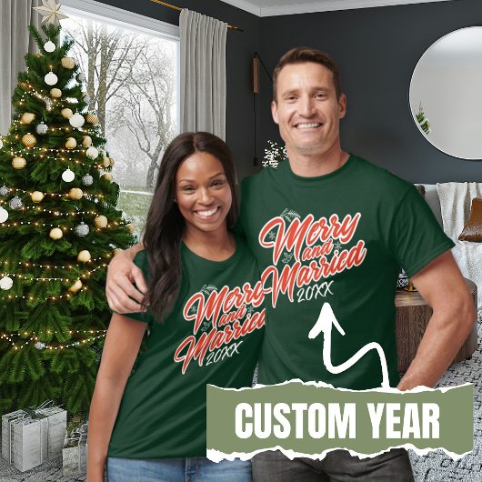 Merry and Married Script Custom Year rood en groen T-shirt