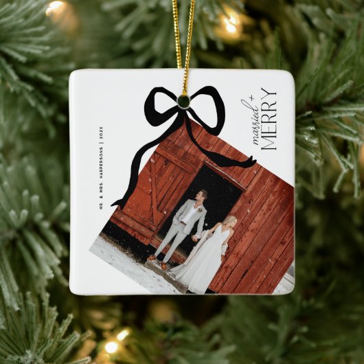 Merry and Married Script Photo Christmas Bow Keramisch Ornament (Boom)