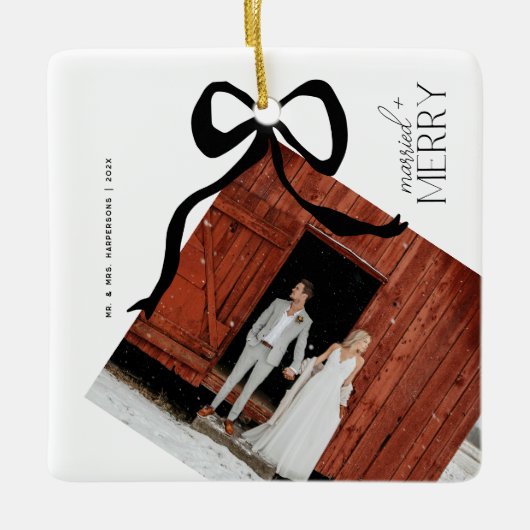 Merry and Married Script Photo Christmas Bow Keramisch Ornament (Voorkant)