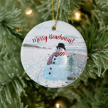 Merry Beachmas Snowy Sandy Snowman - Keramisch Ornament<br><div class="desc">Deze jongen is een sneeuwman/deelsandman. Het strand is mooi met lichte wintersneeuw op het zand.</div>