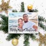 Merry Beachy-kerstvakantiefoto Feestdagenkaart<br><div class="desc">Deel je favoriete strandvakantie-afbeelding met deze leuke en moderne kerstfoto-kaart op het strand met een trendy, met de hand geschreven typografie die "Merry Beachy Kerstmis" bevat, gedecoreerd met golven, zon en surfbordafbeeldingen. Eenvoudig aan te passen met een van je favoriete afbeeldingen en namen. De achterzijde van de kaart kenmerkt een...</div>