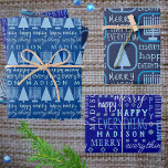 Merry Blue Intereligies Alles toevoegen Kindernaam Inpakpapier Vel<br><div class="desc">Voeg dit MERRY HAPPY IEDEREEN toe IEDEREEN, aangepast cadeaukaartje met de naam van je kind en een typografische vormgeving met lichtblauwe gemengde lettertypen en pastelblauwe Menorahs en kerstbomen aan je soort gepersonaliseerde Chanoeka, kerst of interreligieuze Chrismukkah viering. Papierblad 1 wordt op een diepe koninklijke blauwe achtergrond geplaatst met bleke blauwe...</div>